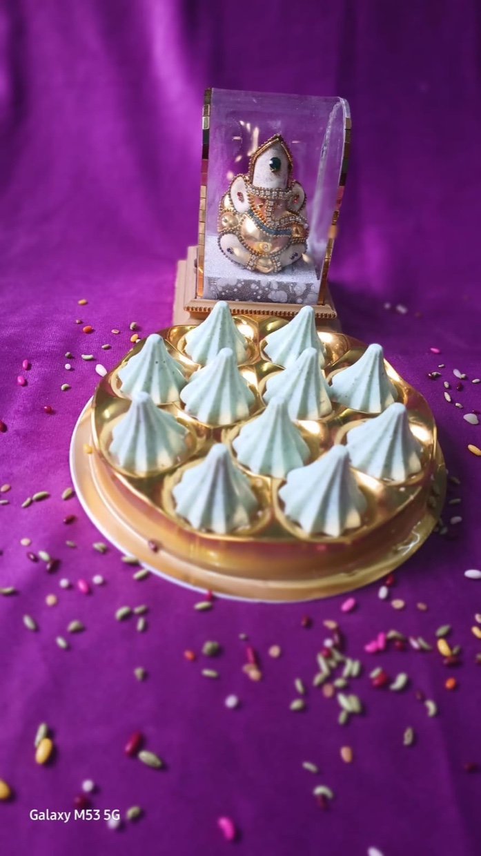 Silver-white festive set with petals