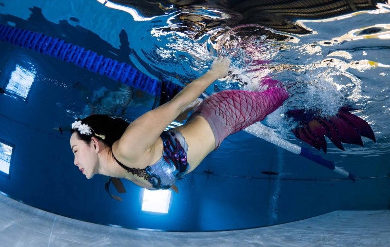 自由時報 向海洋汙染Say No！潛水美女垃圾捆身成「受傷的人魚」