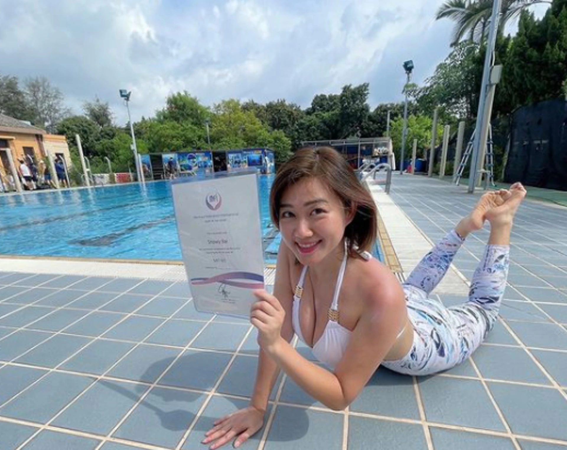 HK01 白雲考取美人魚證書即到酒店穿浴袍慶祝：想要粉紅色的世界