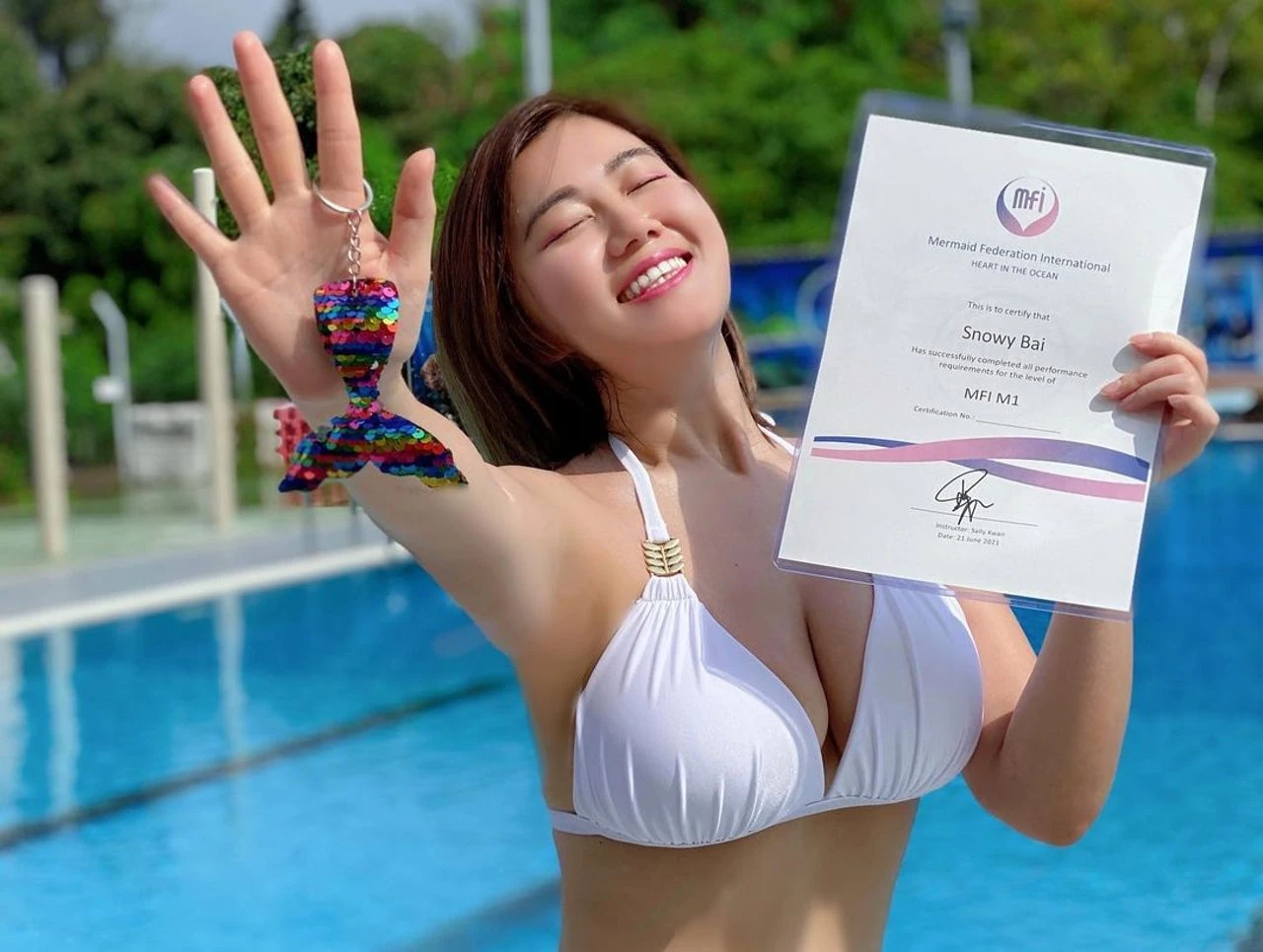 流動新聞 35E白雲考獲「人魚M1證書」　網友驚問：落水也穿襪子？