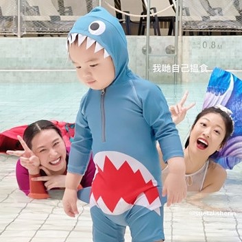 頭條日報 鄧詠雪擔任美人魚大使 被莊韻澄囝囝鯊魚裝搶晒鏡