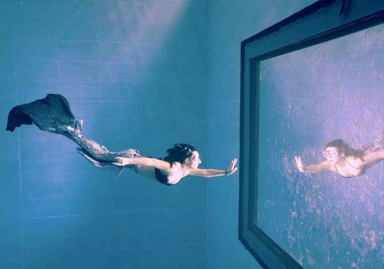 遠見 化身人魚不必到海裡，潛立方水下21米任優游