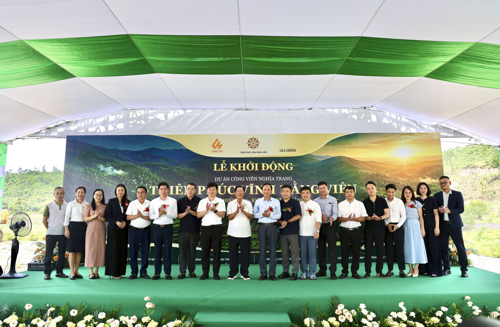 Đại biểu chụp ảnh lưu niệm tại Lễ khởi động dự án Thiên Phúc Vĩnh Hằng Viên ngày 02/6/2026