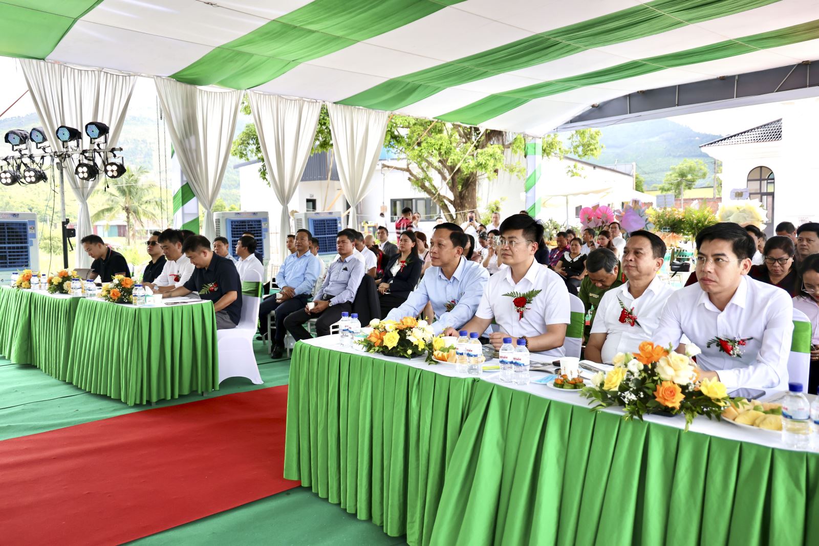Đại biểu và người dân dự Lễ khởi động dự án Công viên nghĩa trang Thiên Phúc Vĩnh Hằng Viên