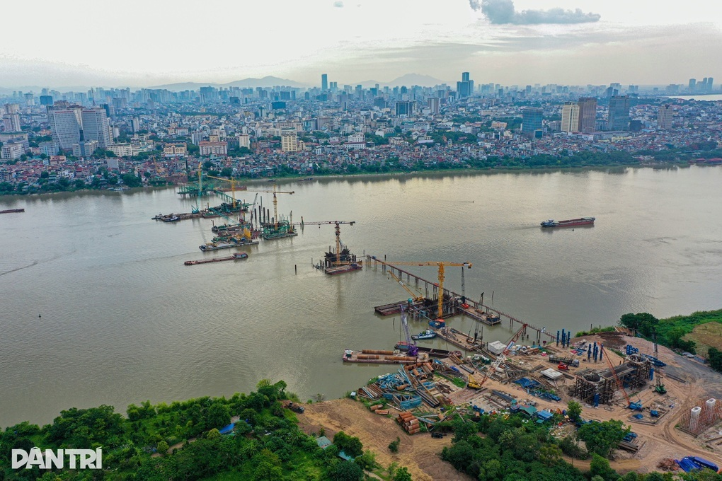 Đại công trường thi công dự án cầu Trần Hưng Đạo kết nối đôi bờ sông Hồng