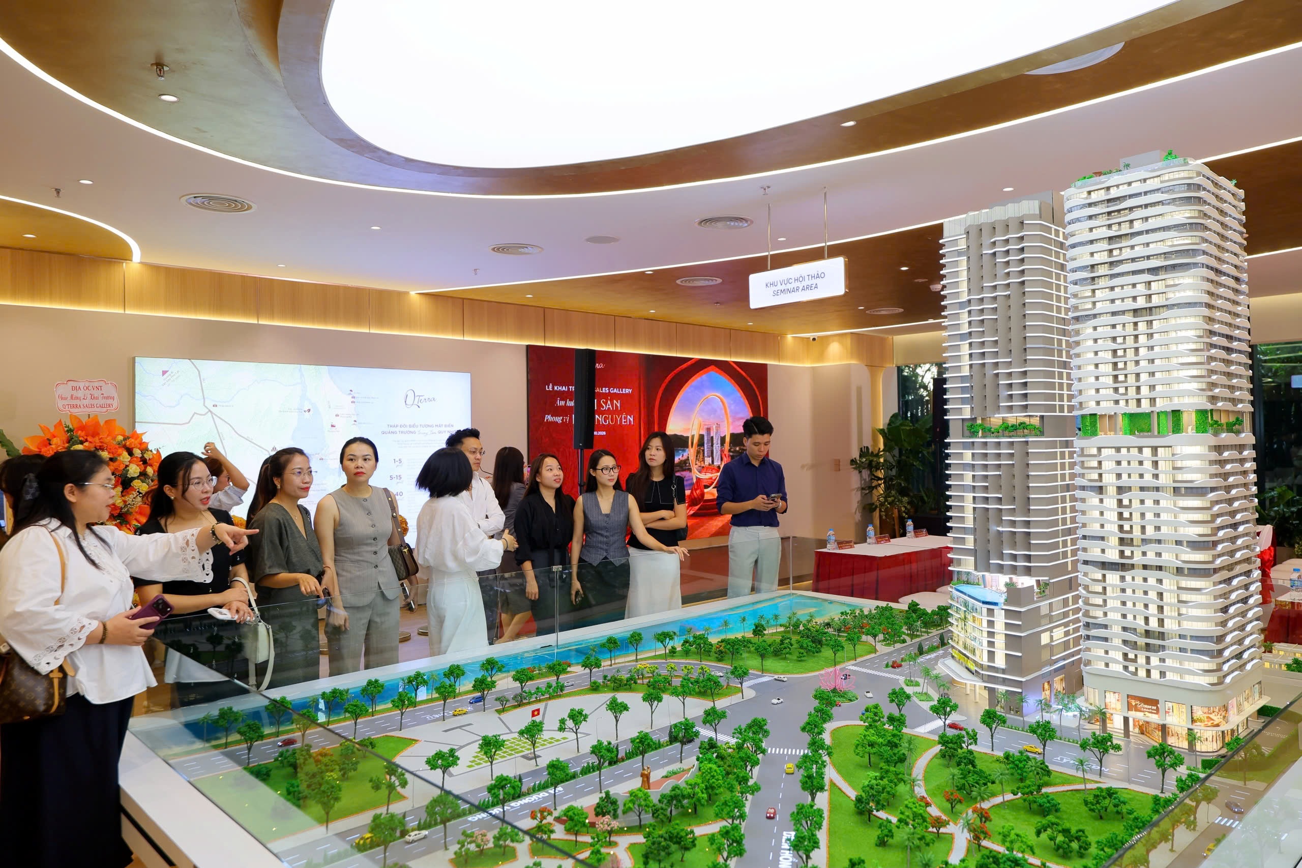 Khách hàng tham quan sa bàn Q’Terra Quy Nhơn và khách sạn Courtyard by Marriott tại Sales Gallery Hà Nội