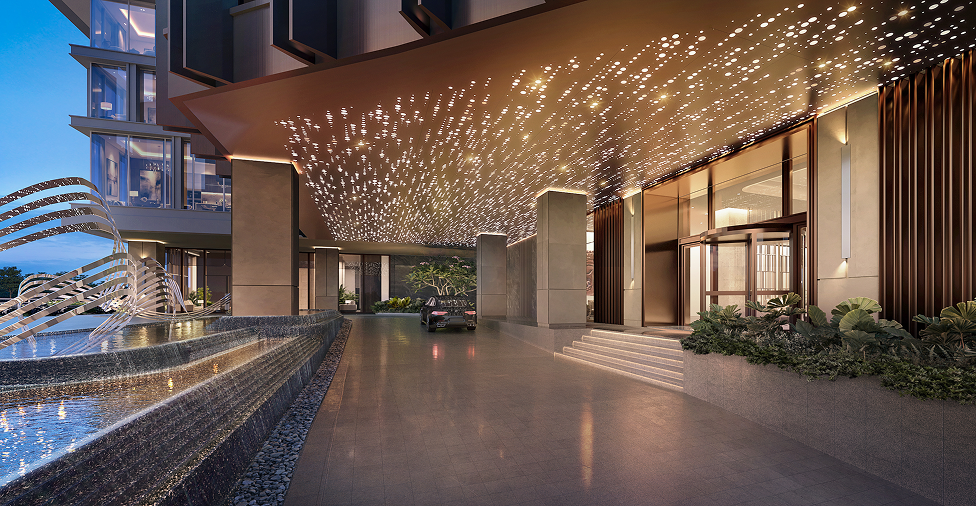 Sảnh đón khu khách sạn Radisson tại The Reflection West Lake với trần đèn và thủy cảnh