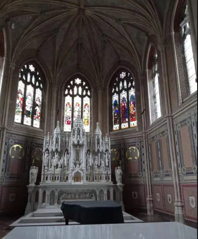 Cây đàn dương cầm được Tony rất yêu thích trong nhà thờ Công giáo của trường