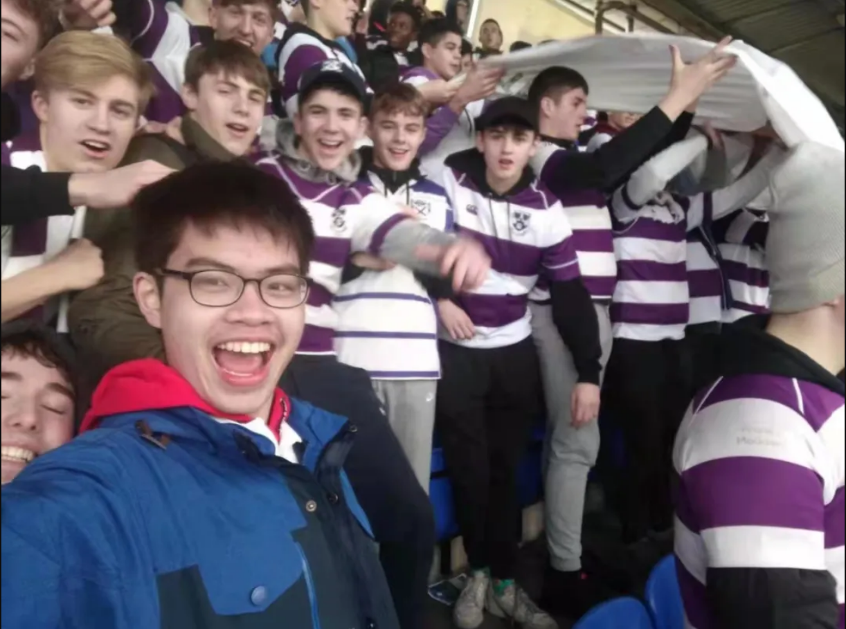 Một trận bóng bầu dục với các bạn cùng lớp