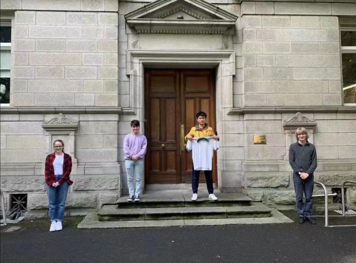 Hình ảnh Tony và đồng đội trong ngày thi