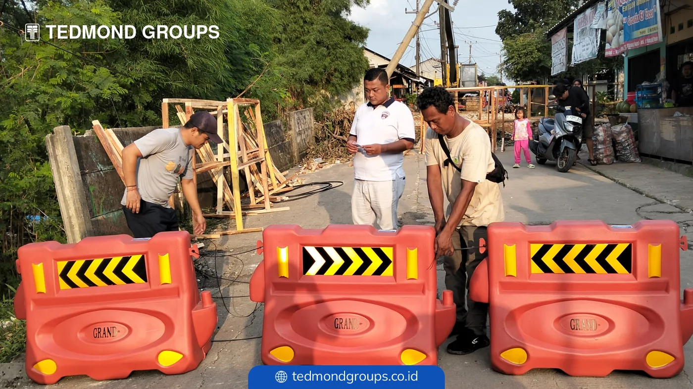 Bantuan road barrier longsor di cikarang barat
