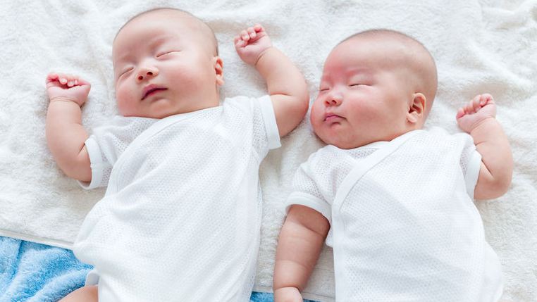 Tips Menyusui Bayi Kembar