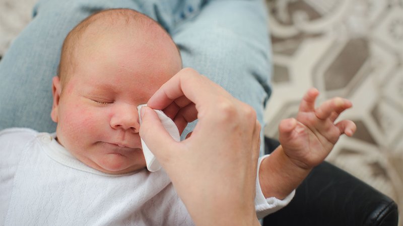 membersihkan-mata-telinga-dan-hidung-bayi