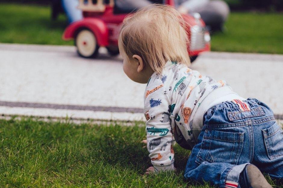 Tahapan Merangkak Bayi yang Perlu Diketahui Orang Tua