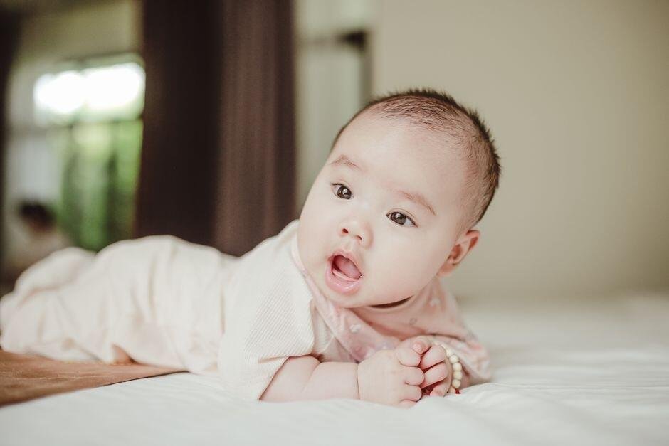 Tummy Time Adalah Apa? Kenali Manfaatnya untuk Tumbuh Kembang Bayi