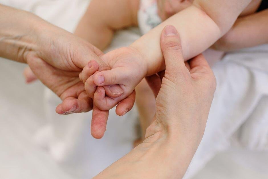 Baby Oil untuk Bayi: Manfaat dan Cara Pakai yang Aman