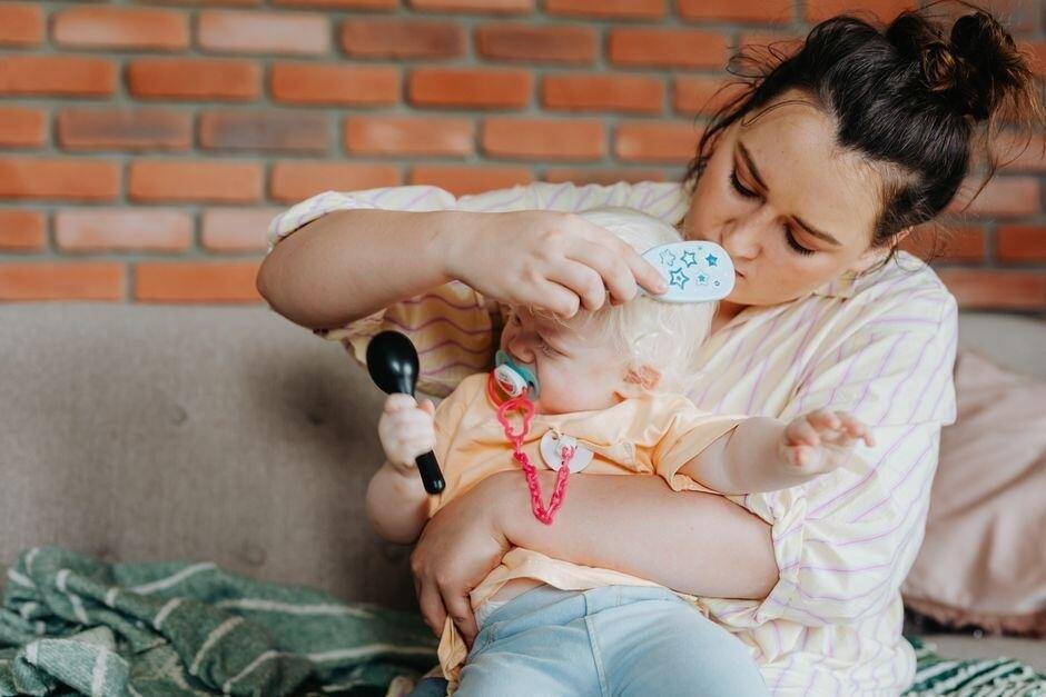 Cara Melebatkan Rambut Bayi Secara Alami dan Aman