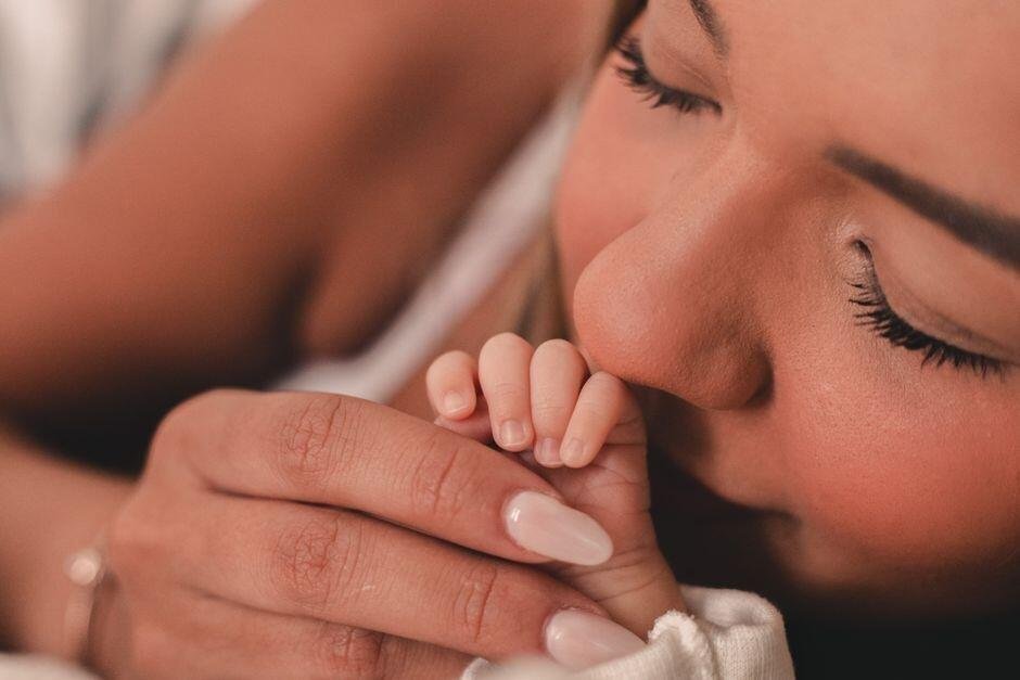 Bedak Biang Keringat untuk Bayi, Aman atau Justru Berisiko?