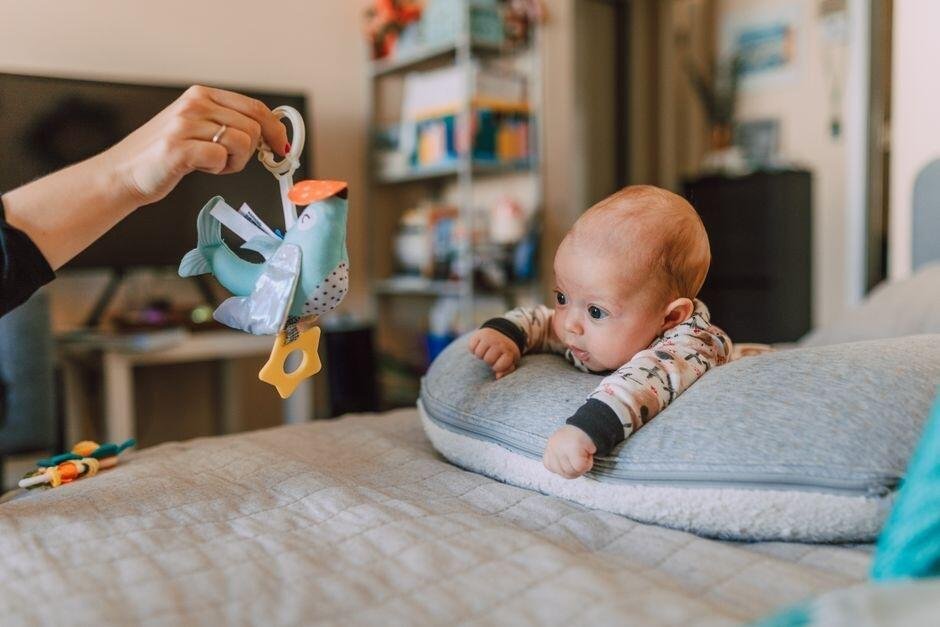 Mainan Sensory Play untuk Bayi: Rekomendasi Sesuai Usia dan Ide DIY