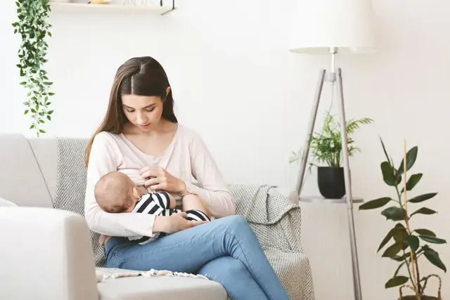 A woman following a healthy breastfeeding diet Freepik