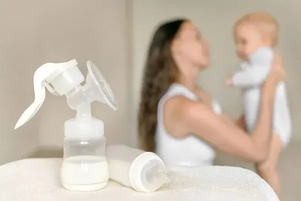 Mom with breastfeeding pump freepik